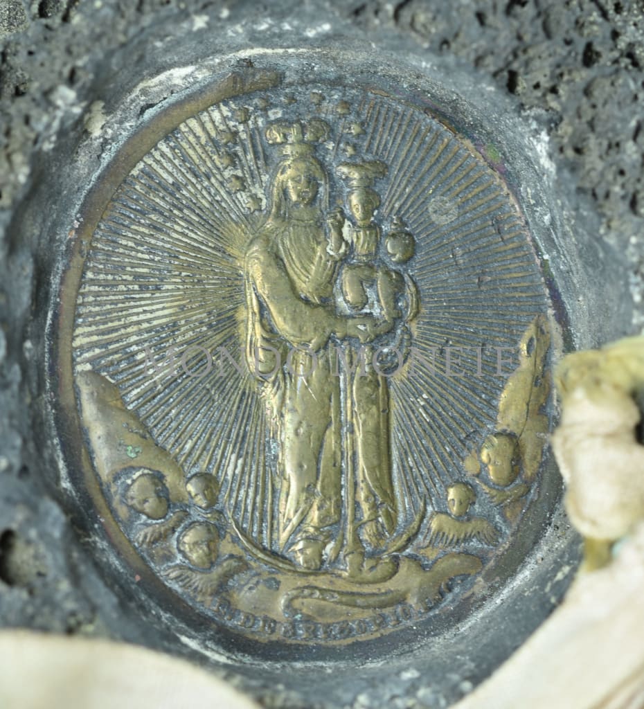 Medaglia Immacolata Incastonata Nella Lava Vesuviana Medaglie E Gettoni